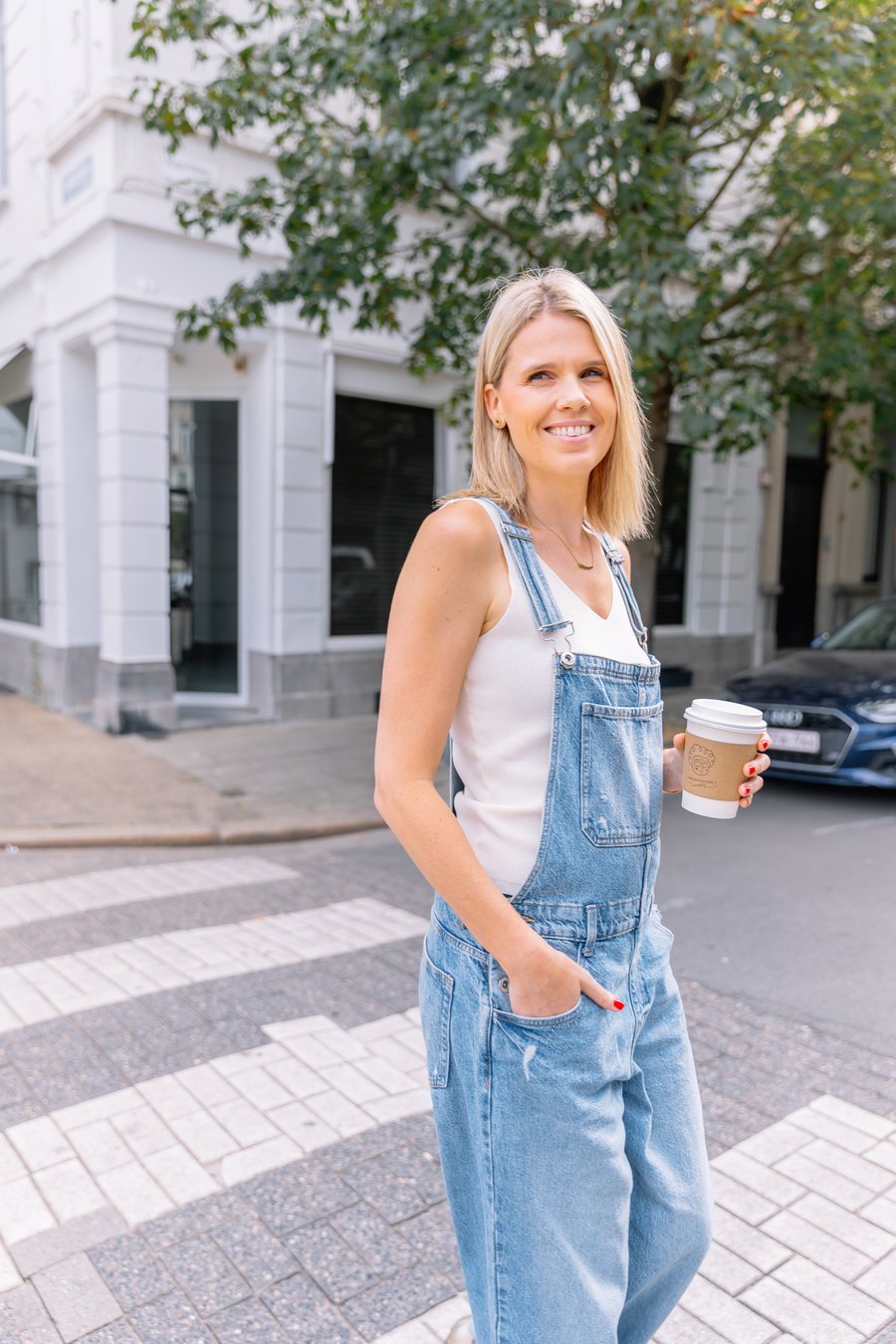 Sarah met een koffie in de hand, klaar voor een koffiedate