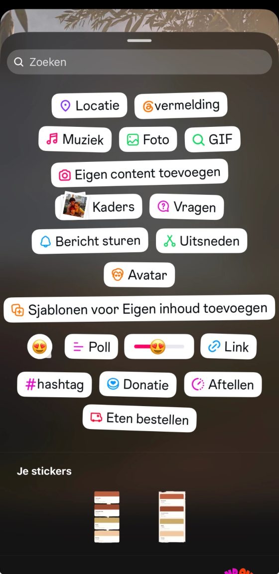 Het Instagram sticker-menu met de knop Uitsneden en onderaan Je stickers met het kleurenpalet